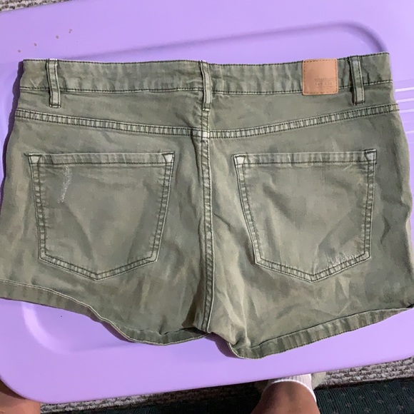 Shorts - Picture 2 of 3